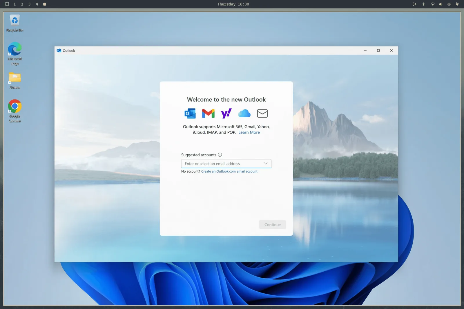 Windows 11 ag rith Outlook istigh in Omarchy, le barra deisce Omarchy le feiceáil os a chionn